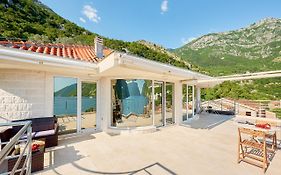 Boka Mia - Apartments With Pool, First Line